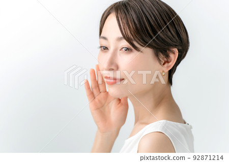 美麗的女人白色背景 92871214