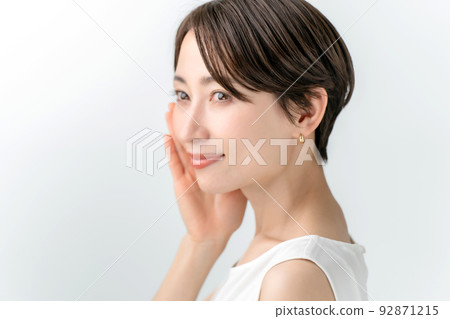 美麗的女人白色背景 92871215