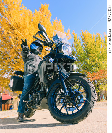Autumn leaf viewing touring on a motorcycle 92872033