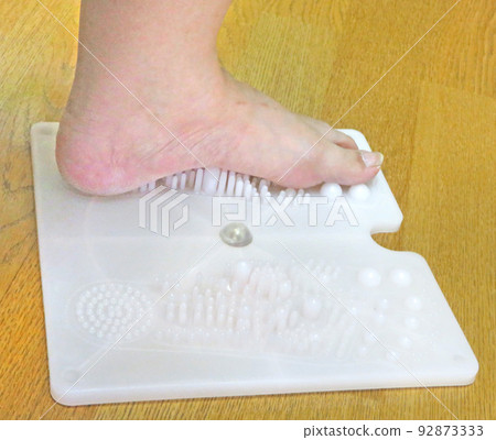 Stepping on foot 92873333