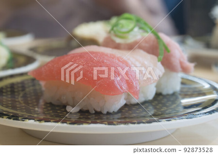 Three kinds of tuna nigiri sushi 92873528