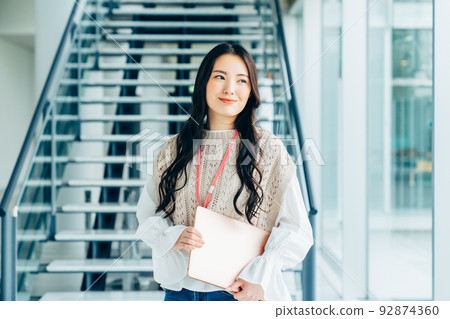 辦公室裡的一位年輕女工程師 92874360