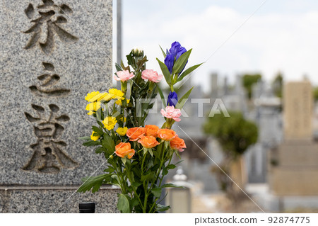 獻花的墳墓 獻花的墳墓 獻花的墳墓 獻花的墳墓 92874775