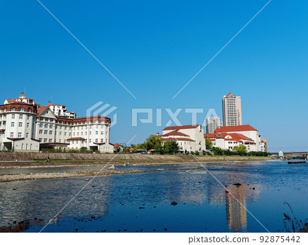 寶塚在晴朗的天氣下從寶來橋附近看到的寶塚酒店和大劇院 寶塚在晴朗的天氣下從寶來橋附近看到的寶塚酒店和大劇院 92875442