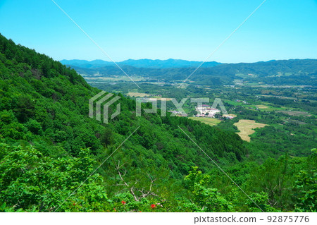 從前往岡山縣 Kamihiruzen 4 Maniwa 市的小路上看到的 Hiruzen Plateau 從前往岡山縣 Kamihiruzen 4 Maniwa 市的小路上看到的 Hiruzen Plateau 92875776