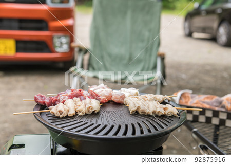 [Solo camp at an auto campsite, grilling yakitori on a grilled meat plate] 92875916