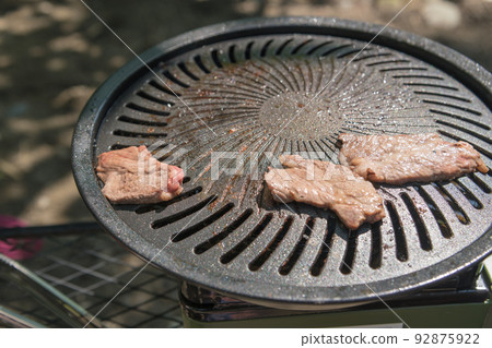 [Solo camp at an auto campsite, grill beef on a grilled meat plate] 92875922