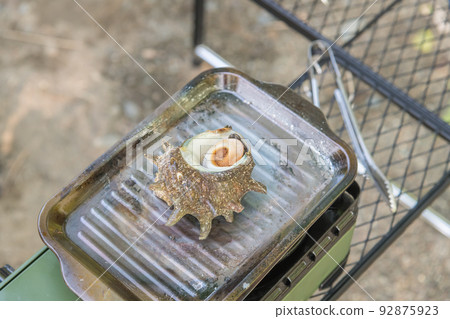 [Baking solo camp turban shells at an auto campsite] 92875923
