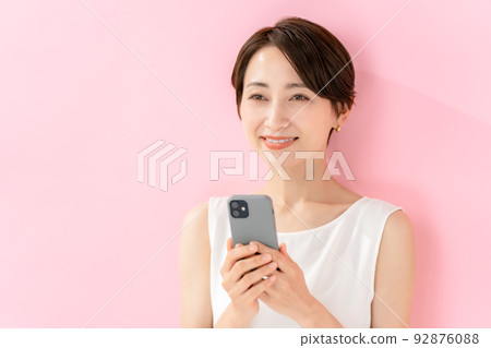 女性智能手機粉紅色背部 92876088