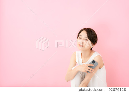 女性智能手機粉紅色背部 92876128