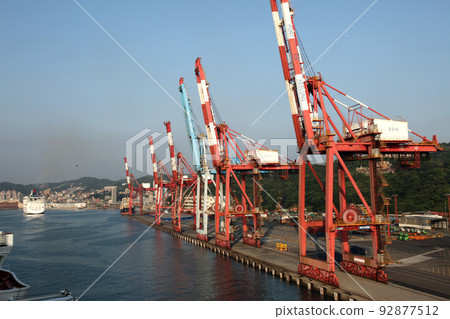 台灣基隆港港口大型起重機船隊 台灣基隆港港口大型起重機船隊 92877512
