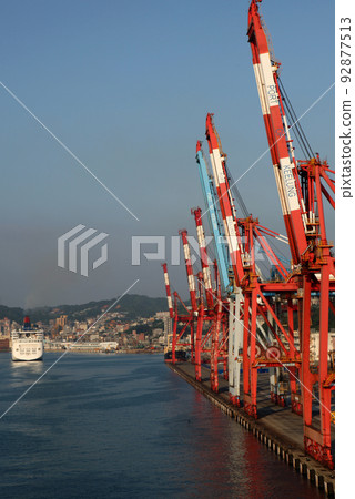 台灣基隆港港口大型起重機船隊 台灣基隆港港口大型起重機船隊 92877513