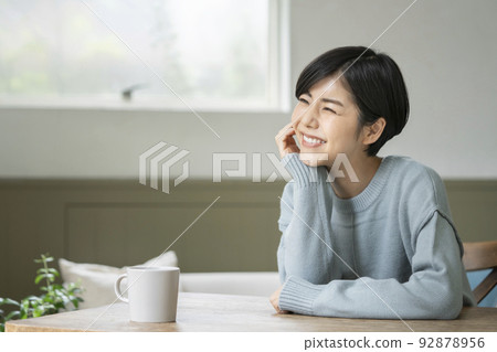 一個年輕的女人帶著微笑 一個年輕的女人帶著微笑 92878956