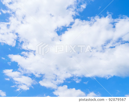 盛夏湛藍的天空,巨大的雲彩。 盛夏湛藍的天空,巨大的雲彩。 92879567
