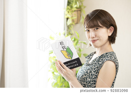 讀投資書的微笑的婦女 92881098