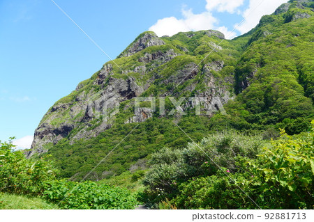 從雷電營地看到的陡峭懸崖 92881713