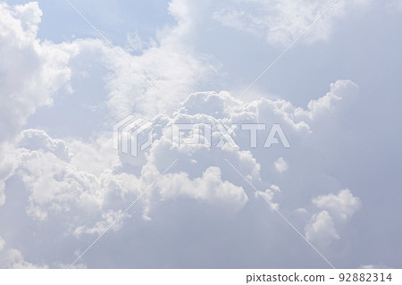 積雨雲。夏日的天空中形成了一片雷雲。晴朗的天空。 積雨雲。夏日的天空中形成了一片雷雲。晴朗的天空。 92882314