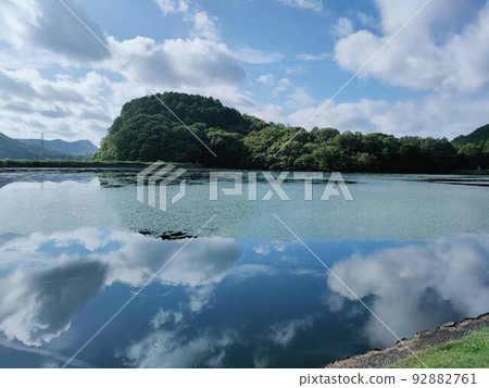 天空、雲、水和森林 天空、雲、水和森林 92882761