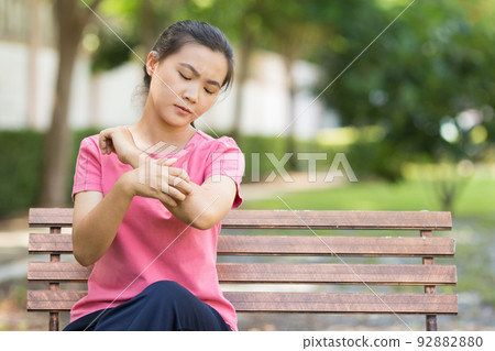 Woman scratching her skin 92882880
