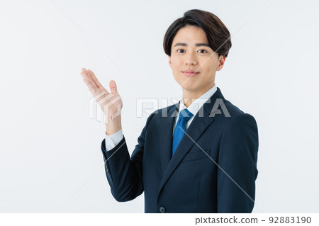 一個穿著白色背景西裝的年輕商人 一個穿著白色背景西裝的年輕商人 92883190