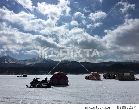 冬天在檜原湖的冰上釣魚 冬天在檜原湖的冰上釣魚 92883237