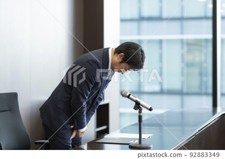 穿著西裝的男商人舉行道歉新聞發布會 92883349