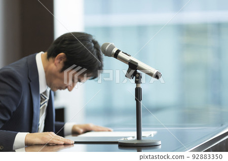 穿著西裝的男商人舉行道歉新聞發布會 92883350