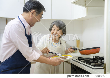 Senior couple cooking 92883928