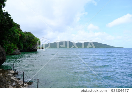 The sea after passing through the Ibaruma Sabichi limestone cave (Ishigaki Island, Okinawa) 2 92884477