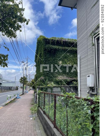 雜草叢生的建築 92884892