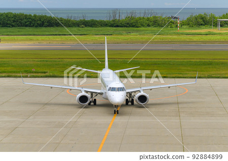 前往停機坪的新潟機場客機 92884899