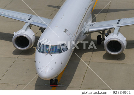 前往停機坪的新潟機場客機 92884901