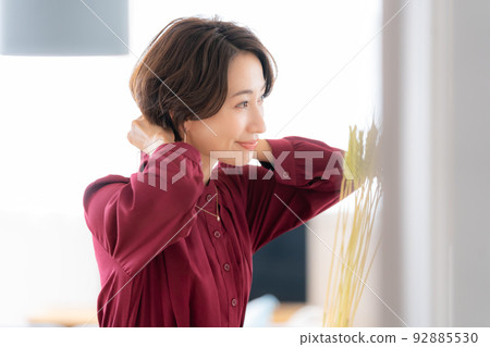 middle woman wearing accessories middle woman wearing accessories 92885530