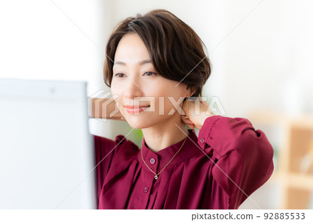 middle woman wearing accessories middle woman wearing accessories 92885533