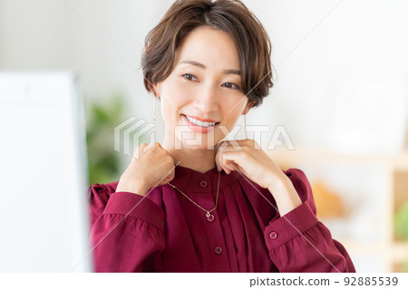 middle woman wearing accessories middle woman wearing accessories 92885539