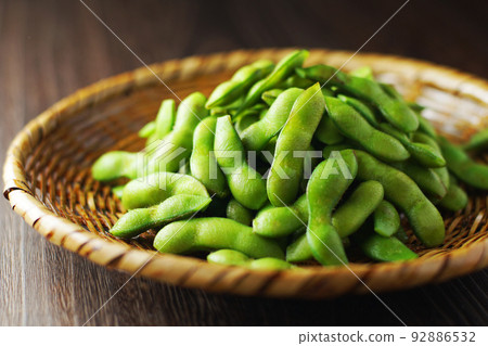 Edamame served in a bowl 92886532
