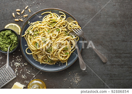 Spaghetti pesto 92886854