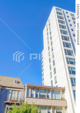 Two houses beside the mid-rise white residential building in San Francisco, CA Two houses beside the mid-rise white residential building in San Francisco, CA 92889262