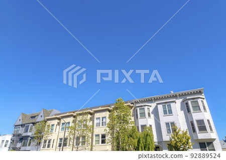 Three-storey houses in San Francisco, California with different architectural structures 92889524