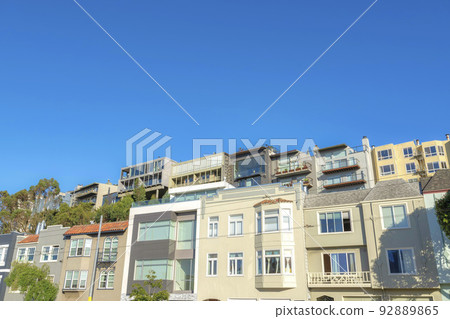 Urban houses in San Francisco, California against the clear blue sky background 92889865