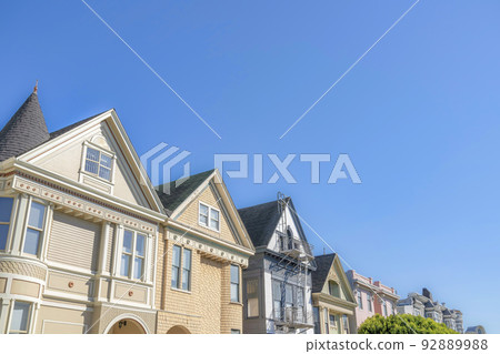 Townhouses with stone and wood wall sidings in San Francisco, California 92889988