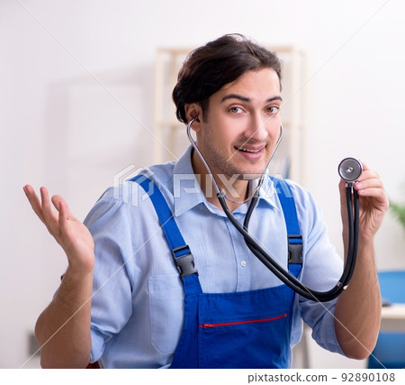 Male it specialist working in the office 92890108