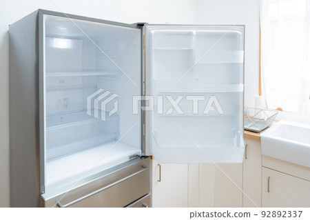 廚房裡的空冰箱 92892337