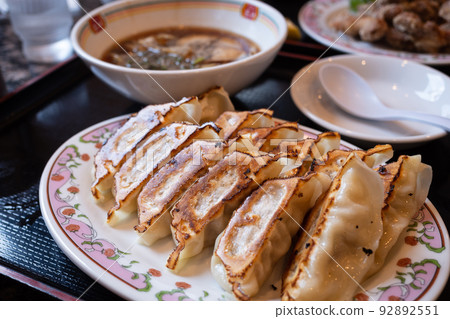 非常美味的日本餃子套餐 92892551