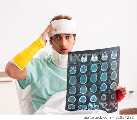 Young injured man staying in the hospital 92894288
