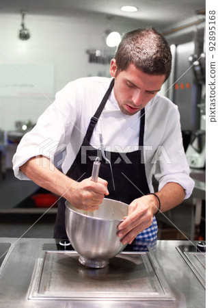 Hes an artist in the kitchen. A chef carefully preparing a gourmet meal. Hes an artist in the kitchen. A chef carefully preparing a gourmet meal. 92895168
