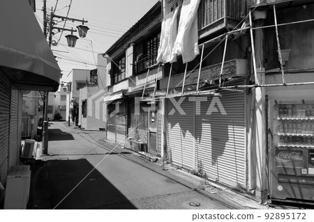 Back alley shopping street 92895172