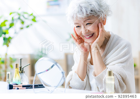 Senior woman makeup beauty 92895463