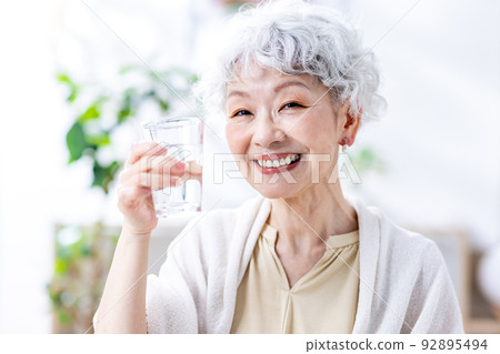 高級女人喝水 92895494