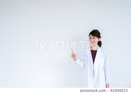 白色的一位女士 92898015